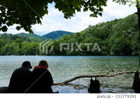 美しいクロアチアのプリトヴィツェ湖群国立公園内を散策する人々が写る風景 131779391