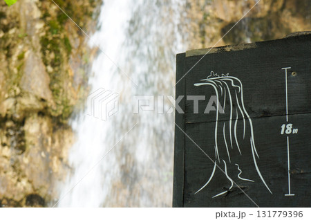 滝の落差が記された看板とその滝 131779396