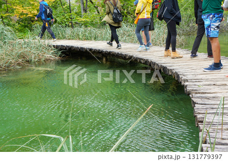 美しいクロアチアのプリトヴィツェ湖群国立公園内を散策する人々が写る風景 131779397