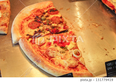 焼き立てのピザをカットしている様子 131779419