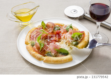 冷凍ピザ　アレンジレシピ　一切れ持ち上げているイメージ 131779542