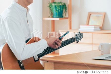 ギターを弾く男性の手元 ギターを弾く男性の手元 131779667