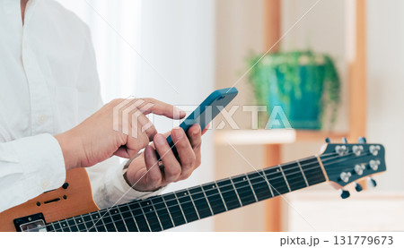 ギターを弾く男性の手元 131779673