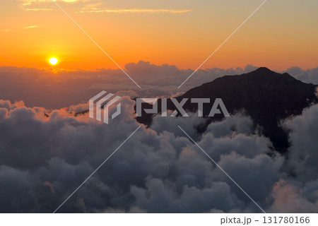 北アルプス、穂高岳山荘から望む夕陽と笠ヶ岳 131780166