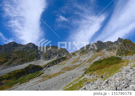 北アルプス、涸沢から望む奥穂高岳と涸沢岳 131780178