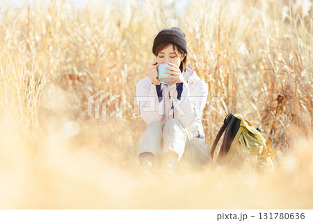 自然の中でコーヒーを飲む女性 131780636