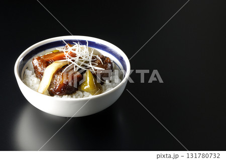 黒酢酢豚丼を黒背景で撮影 黒酢酢豚丼を黒背景で撮影 131780732