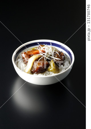黒酢酢豚丼を黒背景で撮影 131780746