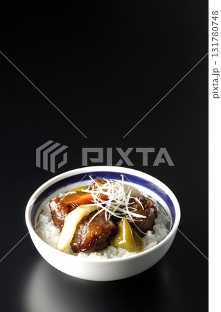 黒酢酢豚丼を黒背景で撮影 黒酢酢豚丼を黒背景で撮影 131780748