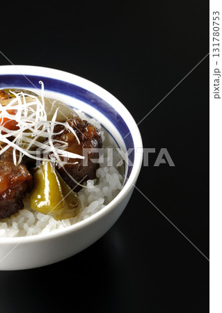 黒酢酢豚丼を黒背景で撮影 131780753