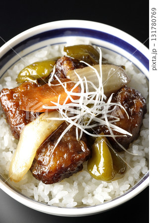 黒酢酢豚丼を黒背景で撮影 黒酢酢豚丼を黒背景で撮影 131780769