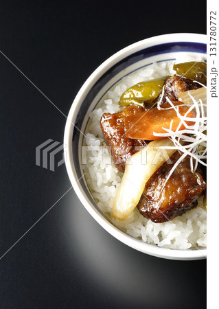 黒酢酢豚丼を黒背景で撮影 131780772