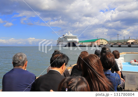 小樽運河と運河クルーズ舟から見える風景 131780804