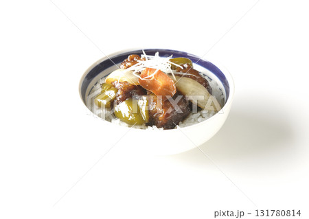 黒酢酢豚丼を白背景で撮影 131780814