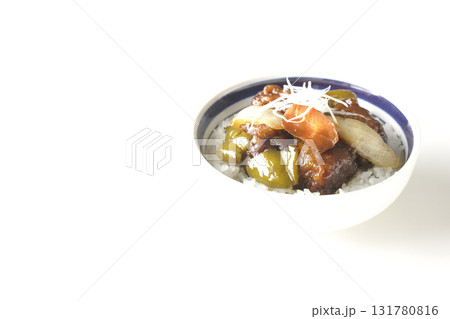 黒酢酢豚丼を白背景で撮影 131780816