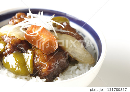 黒酢酢豚丼を白背景で撮影 131780827