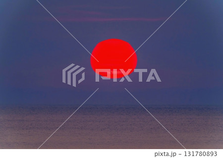 屏風岩展望台から見た日本海に沈むゆがんだ形の夕日の情景 屏風岩展望台から見た日本海に沈むゆがんだ形の夕日の情景 131780893