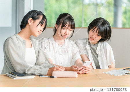 スマホを見ながら不機嫌そうにする私服姿の小学生,中学生の女の子(不満,ストレス,ため息) スマホを見ながら不機嫌そうにする私服姿の小学生,中学生の女の子(不満,ストレス,ため息) 131780978