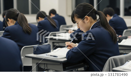 塾で受験勉強をする高校生 塾で受験勉強をする高校生 131781490