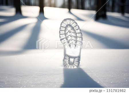 明るい雪原に靴跡の形の氷 131781982