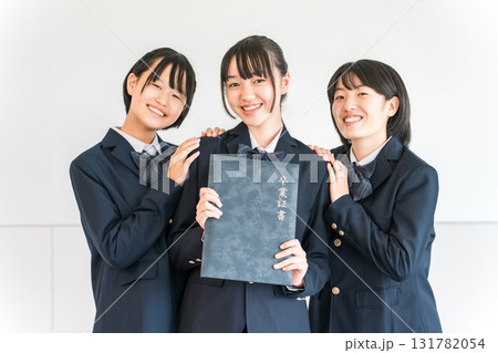 卒業証書を持つ制服,ブレザー姿の小学生,中学生の女の子 131782054