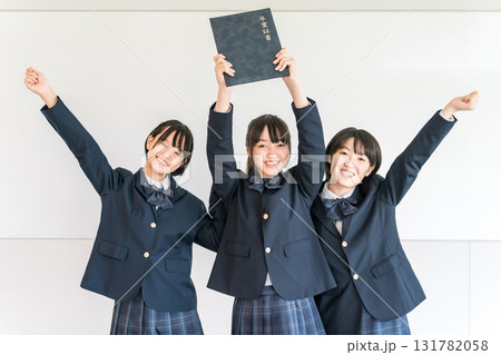 卒業証書を持つ制服,ブレザー姿の小学生,中学生の女の子 131782058