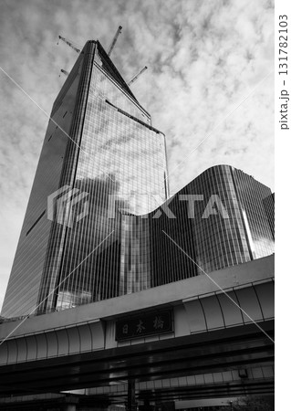 高層ビルと再開発 東京日本橋周辺の都市風景 2025.09　e-5 モノクロ 131782103