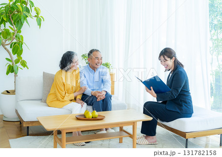 相談するシニア夫婦 131782158