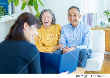 相談するシニア夫婦 131782159