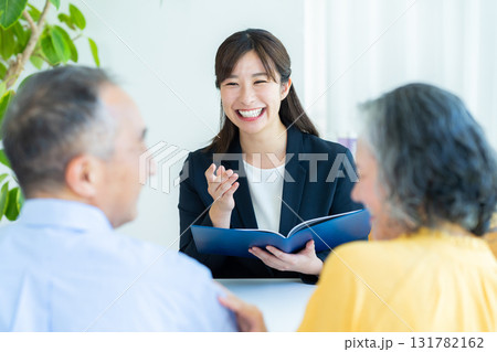 シニア夫婦と話すコンサルタント 131782162