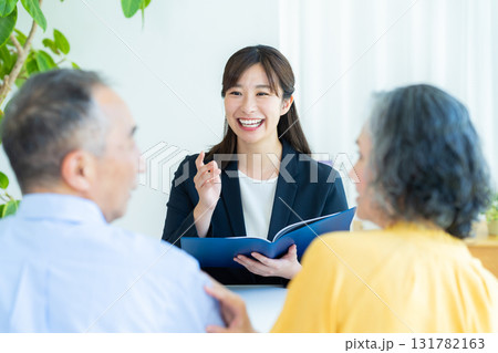 シニア夫婦と話すコンサルタント 131782163