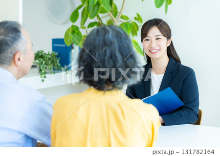 シニア夫婦と話すコンサルタント 131782164