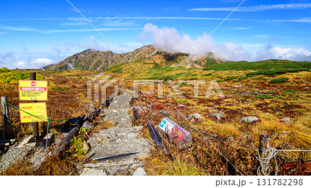 室堂平の絶景　立ち入りが制限されている地獄谷方面　立山黒部アルペンルート　富山県 131782298