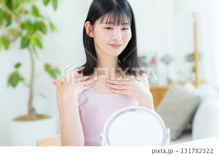 スキンケアをする女性 131782322