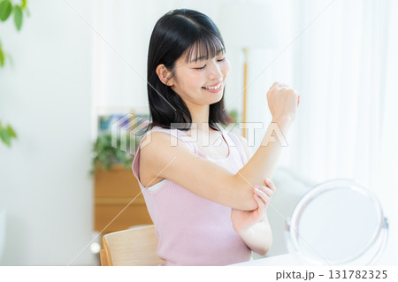 スキンケアをする女性 131782325