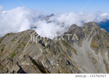 北アルプス、奥穂高岳から望む涸沢岳、北穂高岳と雲間の槍ヶ岳 131782427