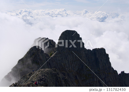 北アルプス、奥穂高岳から望む雲間のジャンダルム 131782430