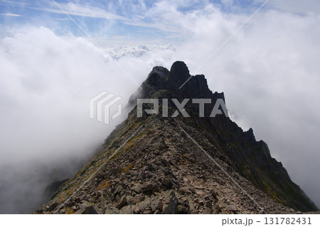 北アルプス、奥穂高岳から望む雲間のジャンダルム 131782431