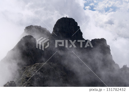 北アルプス、奥穂高岳から望む雲間のジャンダルム 131782432