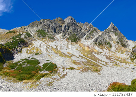 北アルプス、涸沢から望む涸沢岳 131782437