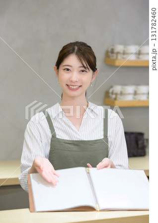 案内をするカフェ店員の女性 131782460
