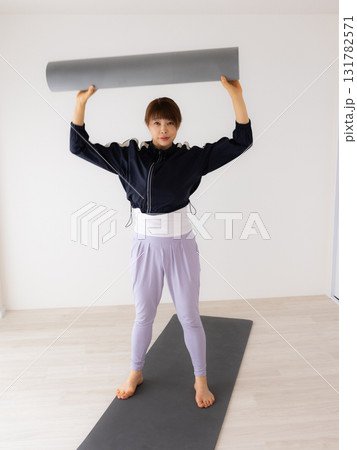 室内でエクササイズをする女性 室内でエクササイズをする女性 131782571