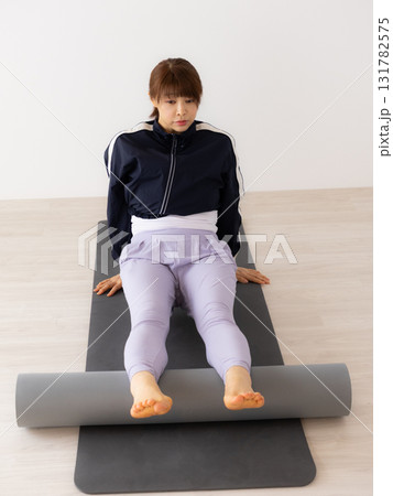 室内でエクササイズをする女性 室内でエクササイズをする女性 131782575