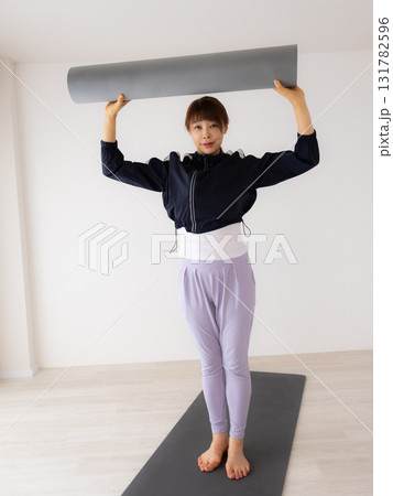 室内でエクササイズをする女性 室内でエクササイズをする女性 131782596