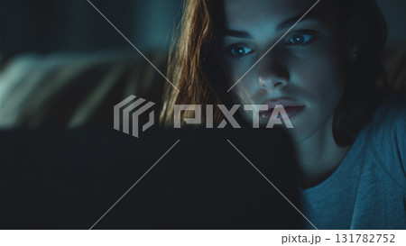 夜にパソコンを見る女性 夜にパソコンを見る女性 131782752