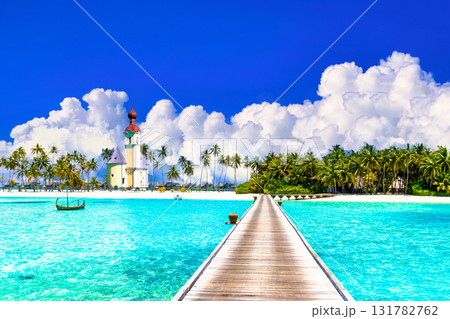インド洋の美しいサンゴ礁の海と教会合成写真 131782762