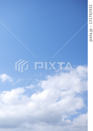 秋の空 青空 空だけ 秋 10月 縦構図 イメージ 131782932