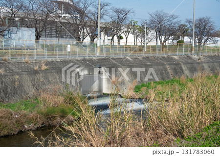 下水処理場排水放流口・下流の対岸から処理場全景 131783060