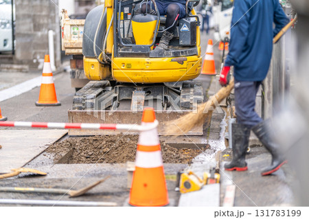 工事現場　清掃　道路　掘削　開削工法 131783199