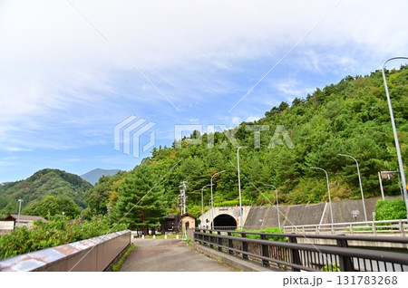 浅川ダムの天端通路と一般道のトンネルのある風景 131783268